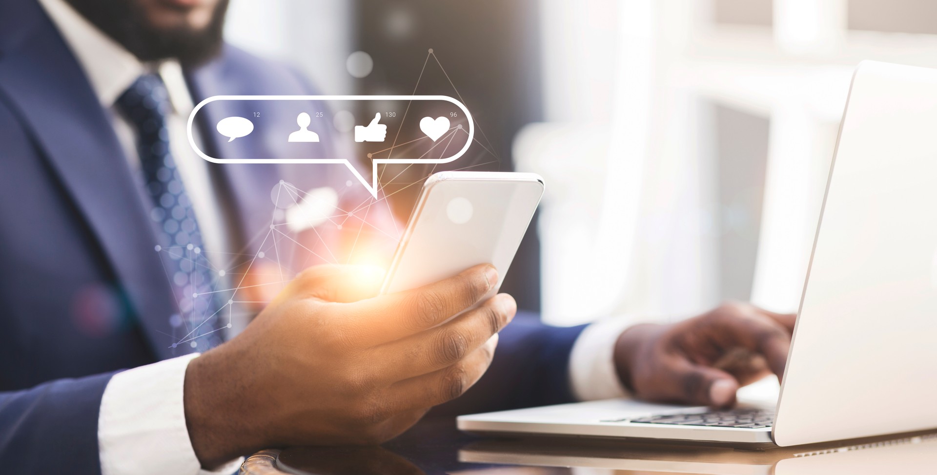 Spécialiste du marketing Web avec téléphone mobile et ordinateur portable créant un contenu de médias sociaux attrayant pour promouvoir la marque, collage